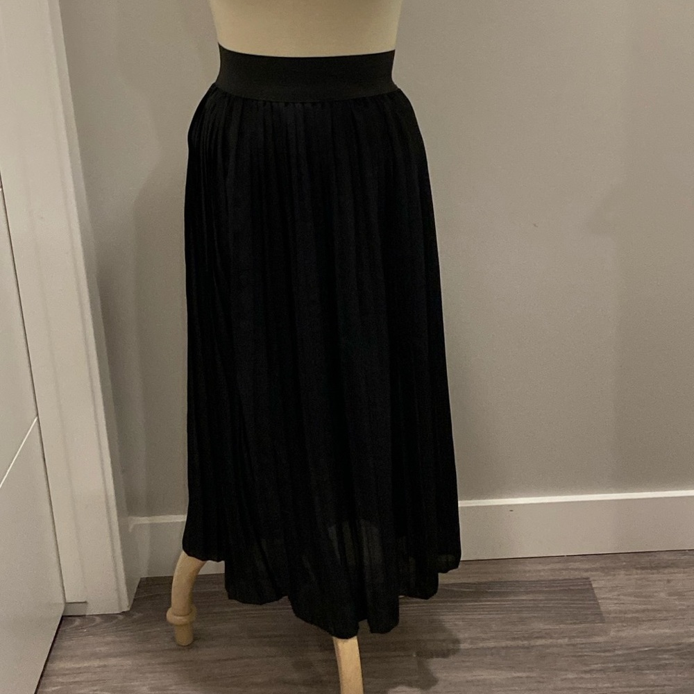 Extra small black pleated skirt